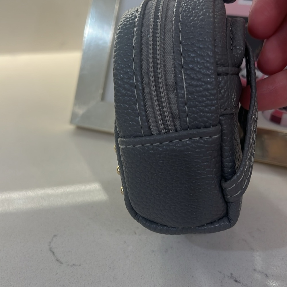 Fashion key chain holder / coin pouch - gray with gold hardware. NWOT - Picture 3 of 10